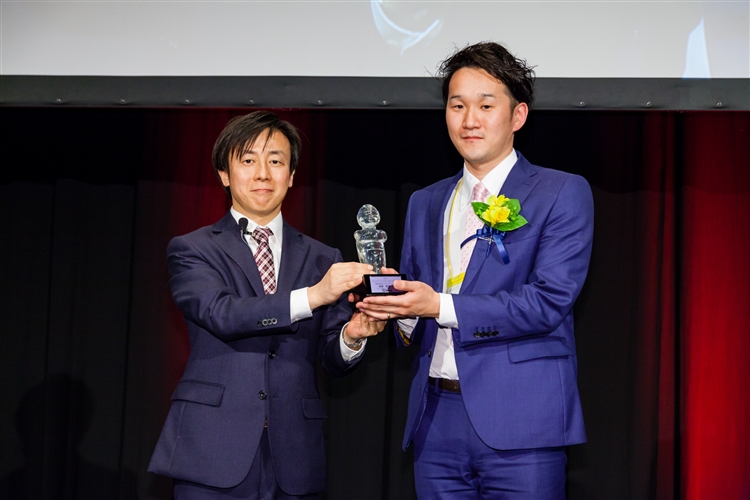 サイボウズ青野社長とセールスアドバイザ・オブ・ザ・イヤーを受賞した当社の吉田幸平